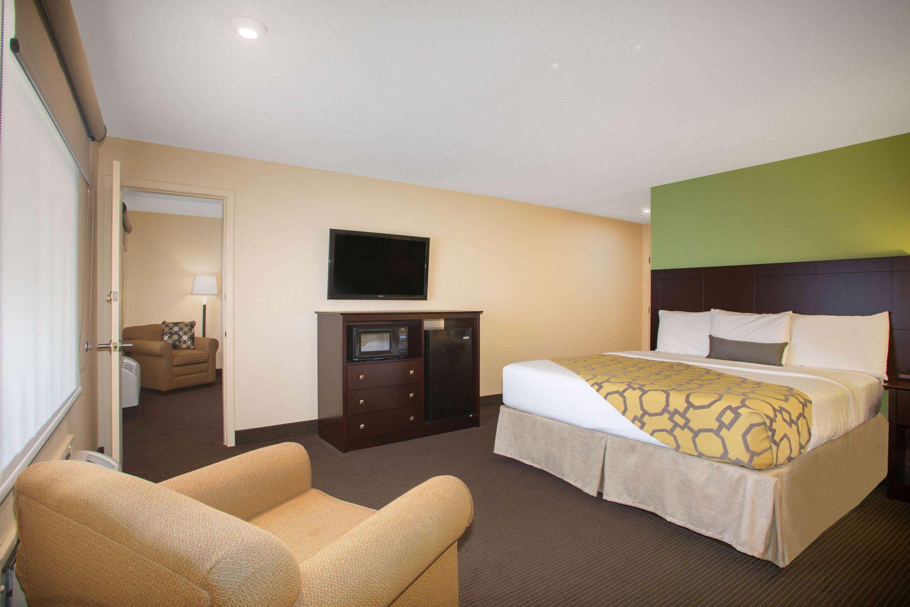 Baymont By Wyndham Jefferson City Exterior photo