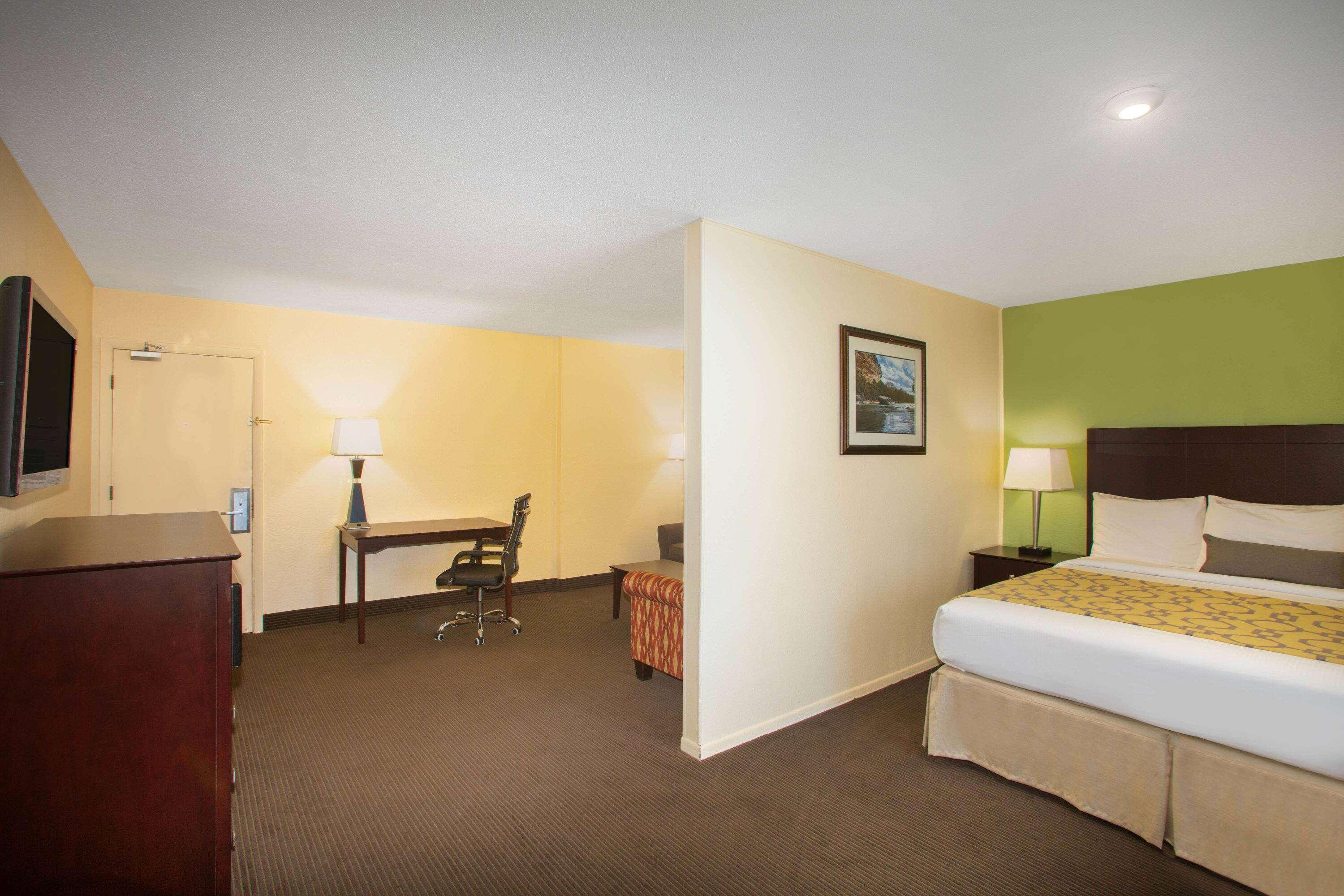 Baymont By Wyndham Jefferson City Exterior photo
