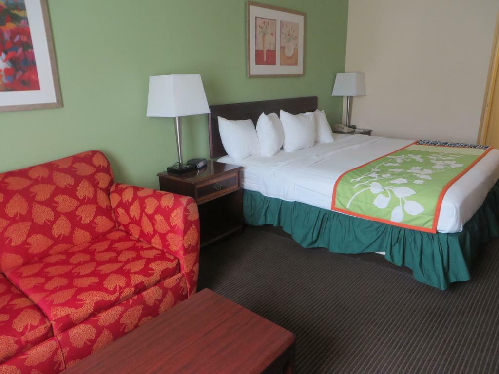 Baymont By Wyndham Jefferson City Exterior photo